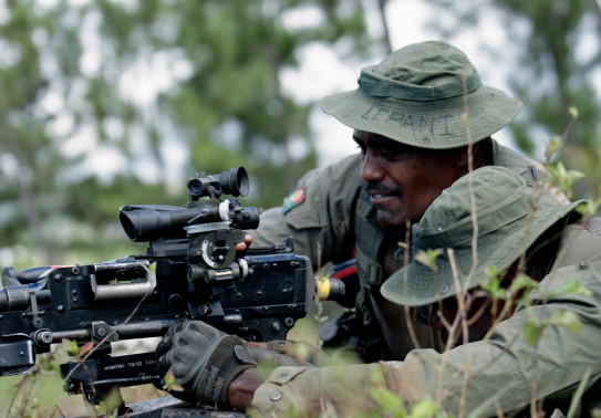 Two Republic of Fiji Military Forces personnel operating a machine gunin the Nausori Highlands. 